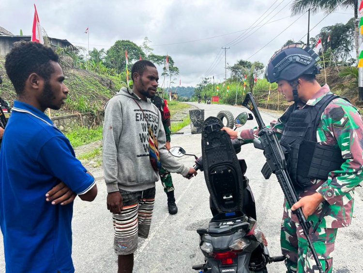 Antisipasi Penyusupan dan Penyelundupan Satgas Yonif 122/TS Gelar Pemeriksaan Sepanjang Jalan Distrik Waris Papua