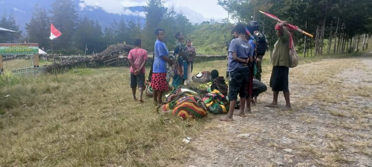 Satgas Mobile Raider 300 Siliwangi Borong Sayur Milik Warga