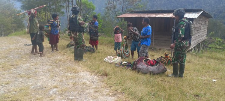 Satgas Mobile Raider 300 Siliwangi Borong Sayur Milik Warga