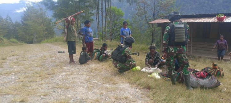 Satgas Mobile Raider 300 Siliwangi Borong Sayur Milik Warga