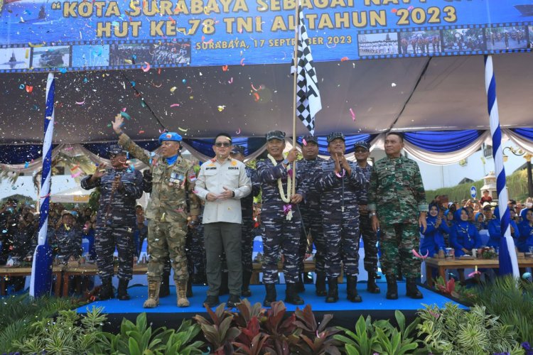 Kirab Kota TNI AL Hiasi Jalan Protokol di Surabaya 