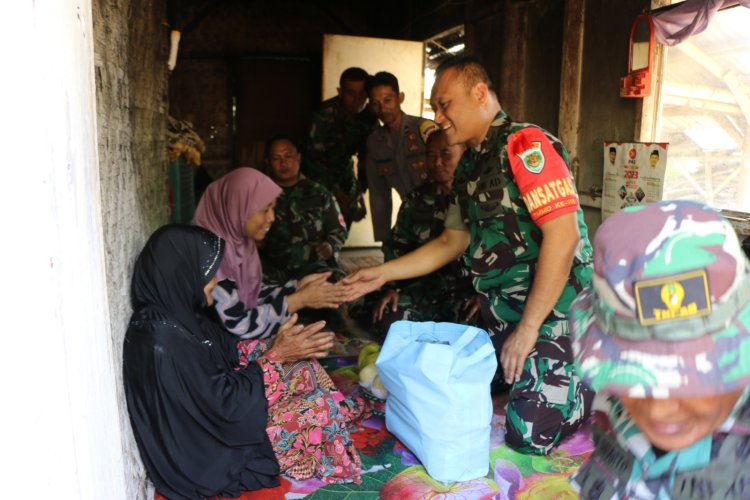 Dansatgas TMMD-118 Kodim Ciamis , Sambangi Nenek Lansia Yang Tinggal di Rumah Tua Sendiri