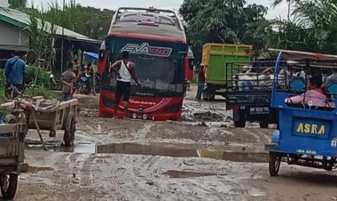 Terpuruk Di Jalan Rusak Sinaboi, Pengendara : Pada Siapa Nak Mengadu?
