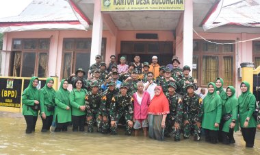 Taruna Akmil 2023 Ikut Atasi Kesulitan Korban Banjir di Kampar, Bersama Danrem 031/WB