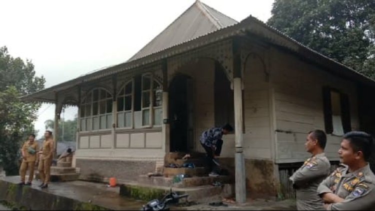 Y.RAHMA SHINTA CUCU KAMANAKAN TUANKU SATI UNDANG BUPATI PASAMAN BARAT MENGUNJUNGI RUMAH USANG SINURUIK 