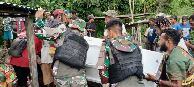 Satgas Yonif 122/TS Menunjukkan Peduli Kemanusiaan dengan Membantu Proses Pemakaman Masyarakat di Kampung Waris