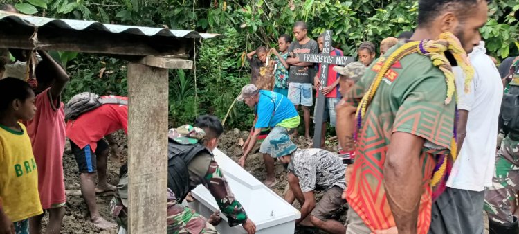 Satgas Yonif 122/TS Menunjukkan Peduli Kemanusiaan dengan Membantu Proses Pemakaman Masyarakat di Kampung Waris