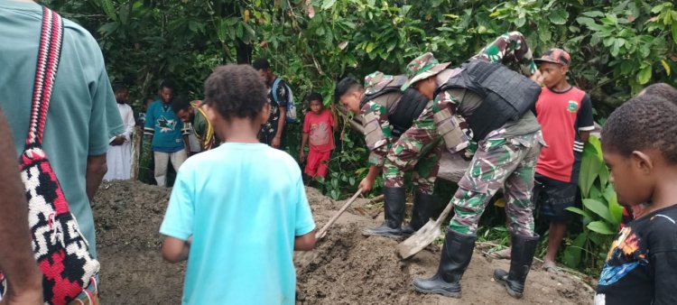 Satgas Yonif 122/TS Menunjukkan Peduli Kemanusiaan dengan Membantu Proses Pemakaman Masyarakat di Kampung Waris