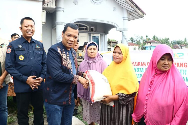 "Pj Wali Kota Pekanbaru Distribusikan Dana Cadangan Pengelolaan Dampak Bencana (CPPD) kepada Warga yang Terdampak Banjir"