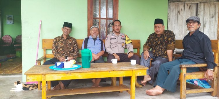 "Bripka Atprizon Bhabin Kamtibmas Desa Tunggal Rahayu Jaya Door to Door Memberikan Sosialisasi Pemilu Damai 2024 dalam Giat Colling System."