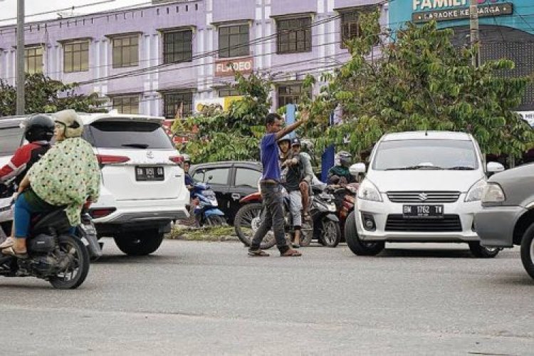 "Penangkapan 10 Pelaku 'Pak Ogah' di Flyover SKA Pekanbaru oleh Petugas"
