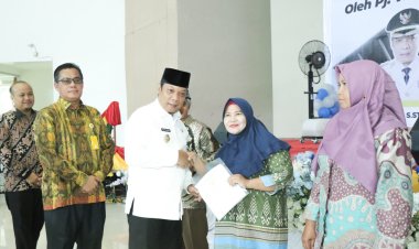 Pj Wali Kota Menyerahkan Sertifikat Bidang Tanah kepada Rakyat di Dua Kecamatan