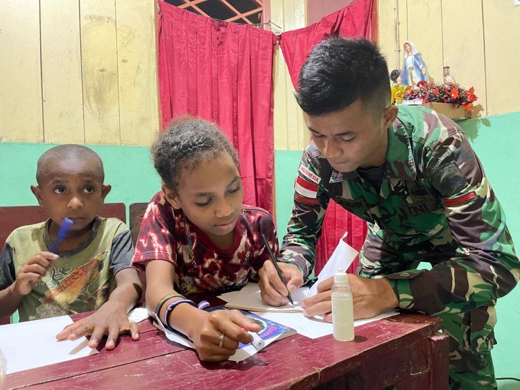 Program Cerdaskan Anak Bangsa: Satgas Yonif 122/TS Berikan Les Bahasa Inggris kepada Anak-Anak Binaan Pos di Papua