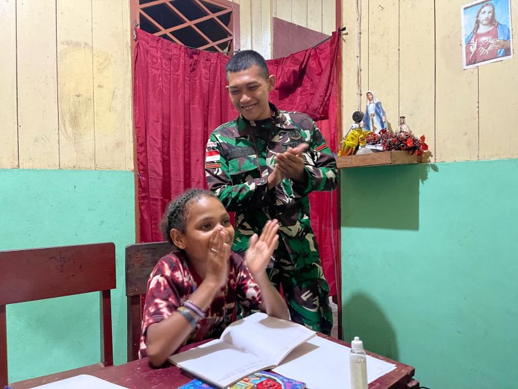 Program Cerdaskan Anak Bangsa: Satgas Yonif 122/TS Berikan Les Bahasa Inggris kepada Anak-Anak Binaan Pos di Papua