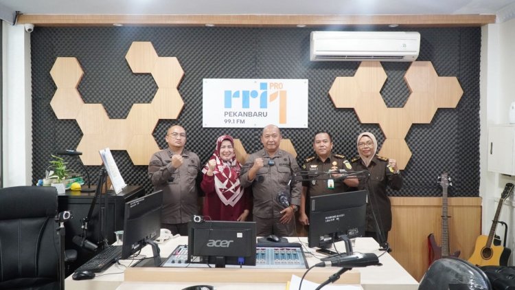 Wakil Kepala Kejaksaan Tinggi Riau sebagai Narasumber dalam Dialog Interaktif 'Jaksa Menyapa' di RRI Pekanbaru