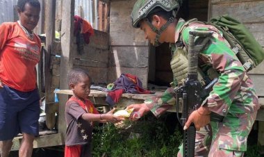 Anak-Anak Kampung Amisiga Sambut Patroli Satgas Yonif 509 Kostrad dengan Senyum