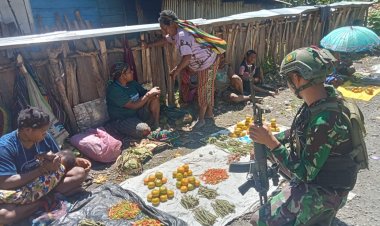 Prajurit Yonif 323 Borong Hasil Tani Masyarakat Beoga, Bantu Perekonomian Lokal