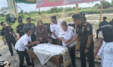 Kejari Rokan Hilir Musnahkan 817 Ballpress Pakaian Bekas di TPA Bagan Punak