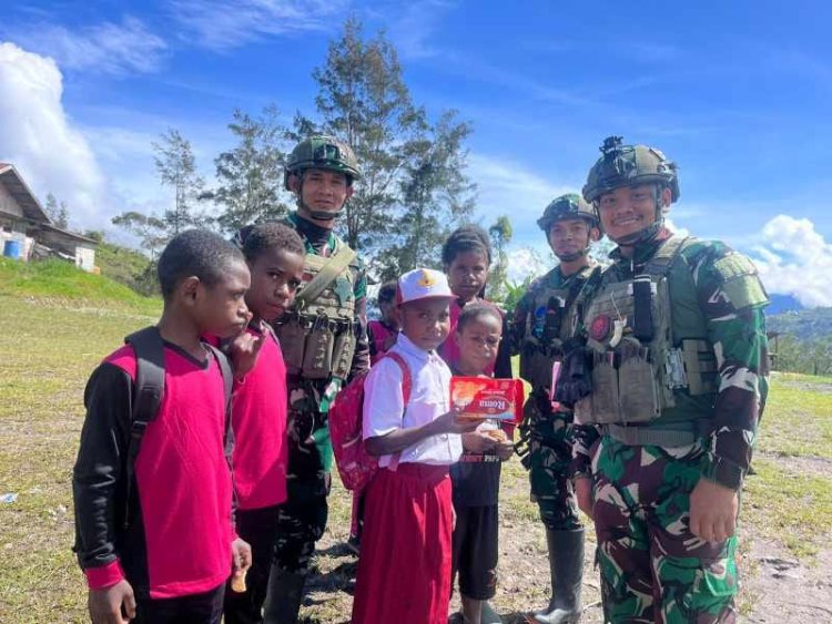 Keceriaan Anak Papua Bersama Prajurit TNI