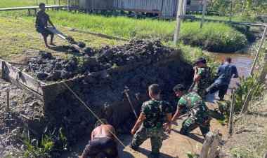 TNI dan Warga Perbaiki Jembatan Maroro–Kenara di Teluk Bintuni