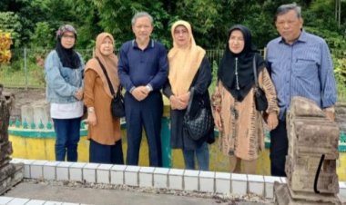 Ziarah Keturunan Sultan Indragiri ke Makam Leluhur