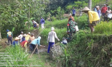 TNI dan Warga Kalinanas Bangun Pondasi Pompa Irigasi