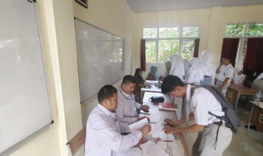 Baznas Riau Salurkan Zakat Pendidikan ke SMA 18 Pekanbaru