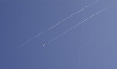 Iran Hujani Israel! Rudal Sejjil Bikin Tel Aviv Panik