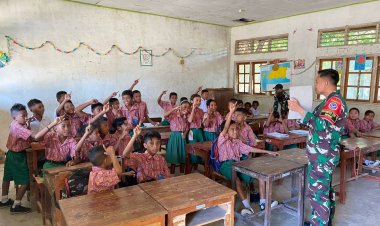 TNI Ajak Siswa SDK Wini Belajar di Perbatasan TTU