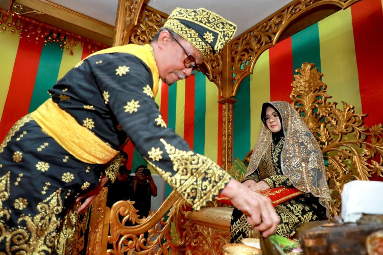 Afni–Syamsurizal Dikukuhkan Lewat Tepuk Tepung Tawar