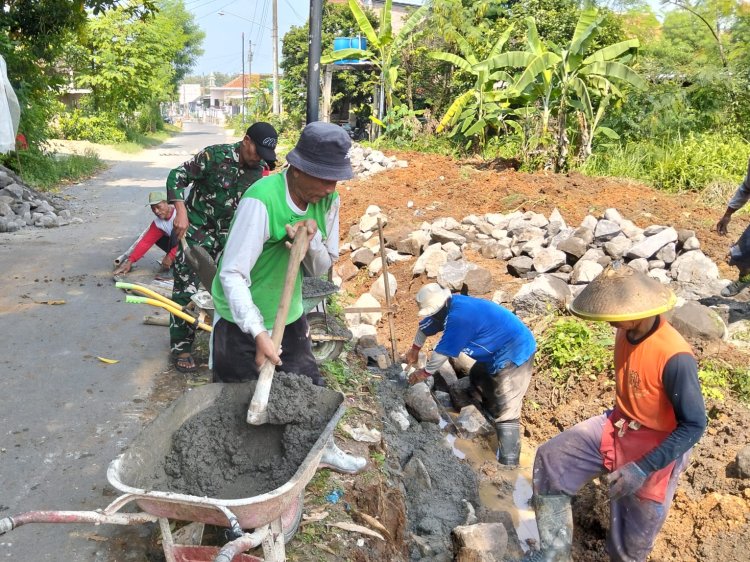 Babinsa Nogosari Bangun Talud Bersama Warga Rembun