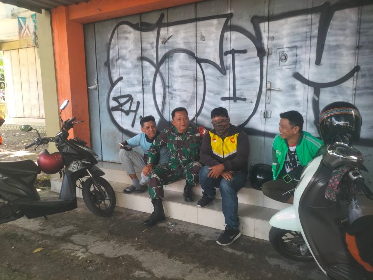 Babinsa Surakarta Sambangi Tukang Ojek Online Bangun Kedekatan Warga
