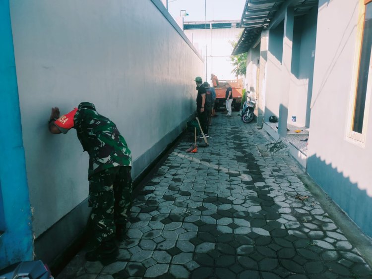 Babinsa Joyotakan dan Warga Gelar Kerja Bakti Jumat Bersih