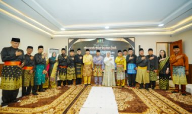 Kapolri Terima Anugerah Adat Ingatan Budi dari LAMR Riau