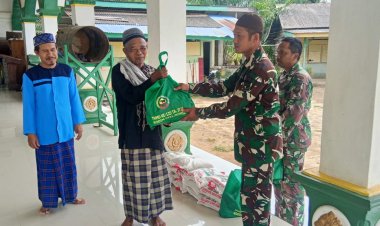 TMMD Rohil: TNI dan Warga Gelar Jumat Berkah di Pekaitan