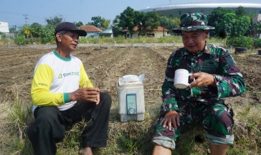 Keakraban Satgas TMMD 125 Kodim Surakarta dan Warga di Tengah Istirahat