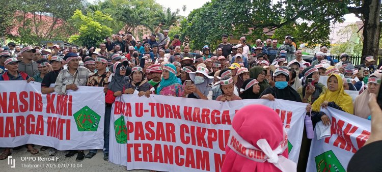 Jop Simamora Tegaskan Aksi Tertib: Emak-Emak Pedagang Geruduk Polda Riau