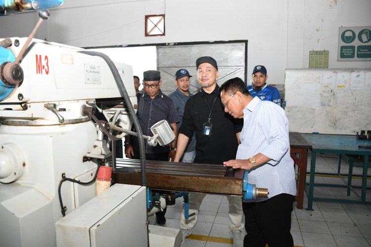 Bupati Rohil Tertarik Kapal Fiberglass Polbeng, Siap Kerja Sama