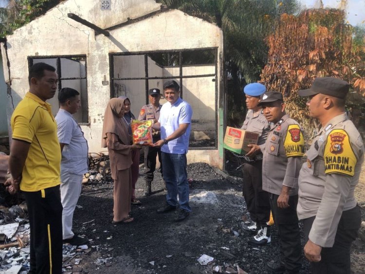 Polsek Rengat Barat Salurkan Bantuan untuk Korban Kebakaran di Inhu