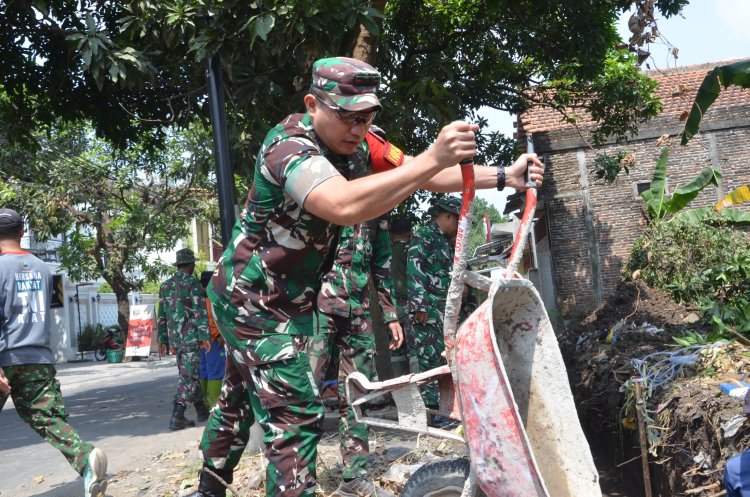 Dansatgas TMMD Surakarta Tinjau Pembangunan Saluran Air Bersama Warga