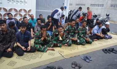 Satgas TMMD 125 Kodim Surakarta Shalat Jumat Bersama Warga