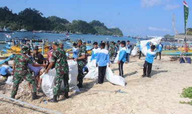 TNI dan Warga Bersatu Jaga Laut di Pantai Sendang Biru