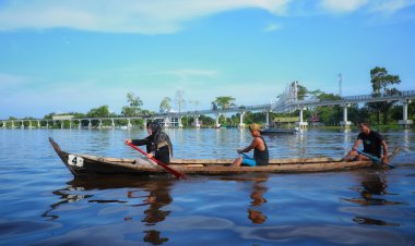 Bupati Afni Tutup Lomba Dayung Tradisional HUT RI ke-80 di Sungai Siak