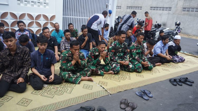 Satgas TMMD 125 Kodim Surakarta Shalat Jumat Bersama Warga