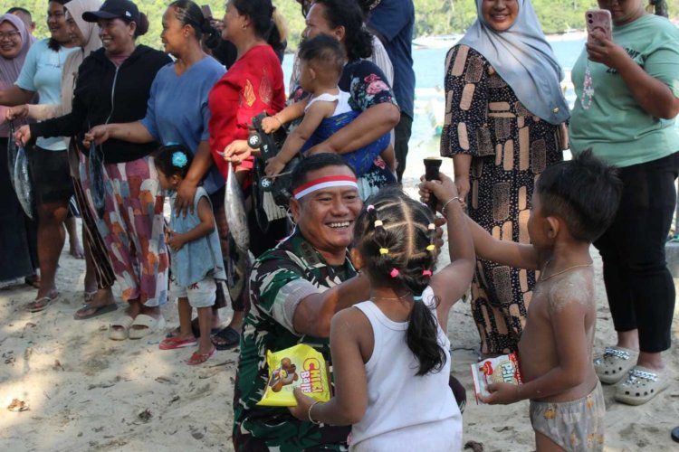 Korem 083/Bdj Rayakan HUT RI ke-80 dengan Aksi Sosial di Pesisir Malang