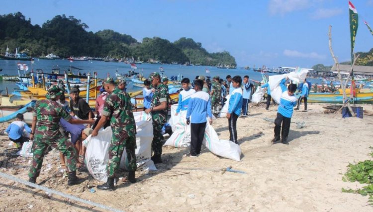TNI dan Warga Bersatu Jaga Laut di Pantai Sendang Biru