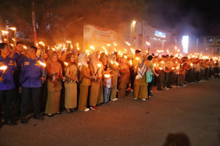 Wabup Rohil Jhony Charles Pimpin Pawai Obor Malam Taptu HUT RI ke-80