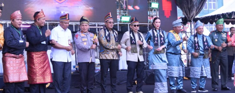 Menteri Pariwisata Resmi Buka Festival Pacu Jalur Kuansing 2025 di Tepian Narosa