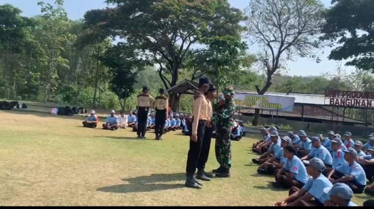Babinsa Sragen Latih Ketarunaan SMK Sakti Gemolong dengan Wawasan Kebangsaan