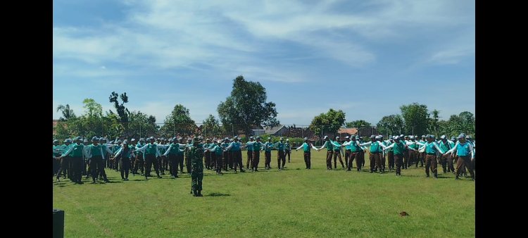 Babinsa Sragen Tanamkan Disiplin dan Nasionalisme Lewat Latihan PBB di SMK N 1 Miri